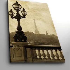 Billig Canvastavla 70x100 cm - Romantisk vy av Eiffeltornet i Paris med en elegant gatulampa i förgrunden - Inredning & dekor