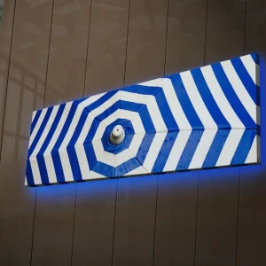 Canvastavla med LED-belysning 30x90 cm - Abstrakt komposition med blå och vita ränder Blå / Vit - Inredning Rabatter