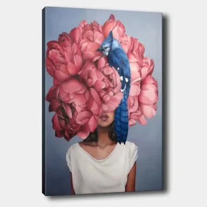 Canvastavla 70x100 cm - Kvinna med en stor blomsterkrans av rosa blommor som täcker hennes huvud, med en blå fågel som sitter på blommorna - Inredning & dekor Erbjudande