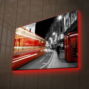Canvastavla med LED-belysning 45x70 cm - Röd dubbeldeckare i rörelse på en svartvit stadsgata Röd / Svart / Grå - Inredning I lager