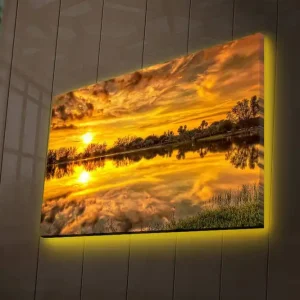 Canvastavla med LED-belysning 45x70 cm - Solnedgång över en spegelblanka sjö med omgivande träd och grönska Guld / Orange / Grön - Inredning Fynd