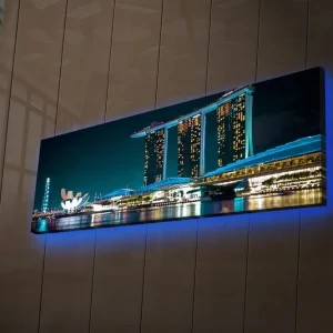 Kampanjpris Canvastavla med LED-belysning 30x90 cm - Modern stadslandskap med futuristiska byggnader vid vattenytan Mörkblå / Ljusblå / Vit - Inredning