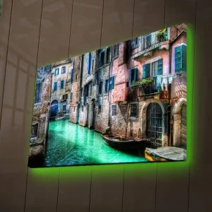 Canvastavla med LED-belysning 45x70 cm - Vacker kanal med historiska byggnader och båtar i en pittoresk miljö Grön / Rosa / Blå - Inredning Beställ idag