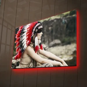Populärt val Canvastavla med LED-belysning 45x70 cm - Porträtt av en kvinna med traditionell indianhuvudbonad Röd / Svart / Vit - Inredning