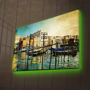 Canvastavla med LED-belysning 45x70 cm - Vacker venetiansk kanal med färgglada byggnader och båtar Blå / Orange / Grön - Inredning Reapris