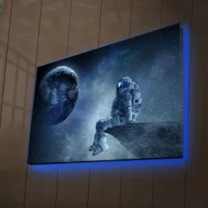 Kampanjpris Canvastavla med LED-belysning 45x70 cm - Astronaut som sitter på en klippa och blickar ut mot jorden i rymden Mörkblå / Grå / Vit - Inredning