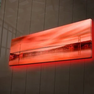 Snabb leverans Canvastavla med LED-belysning 30x90 cm - Storslagen vy av en bro över en spegelblanka vattenyta i solnedgångens färger Röd / Orange / Svart - Inredning