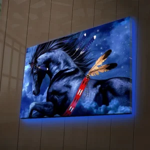 Canvastavla med LED-belysning 45x70 cm - Stolt svart häst med fjädrar i en drömlik nattmiljö Svart / Blå / Brun - Inredning Populärt val