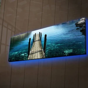 Canvastavla med LED-belysning 30x90 cm - Brygga som sträcker sig ut över klart vatten Blå / Grön / Brun - Inredning Rabatt