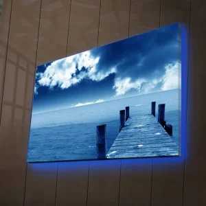 Canvastavla med LED-belysning 45x70 cm - Stilleben av en brygga som sträcker sig ut över ett blått hav under en dramatisk himmel Blå / Grå / Vit - Inredning risnedsättning