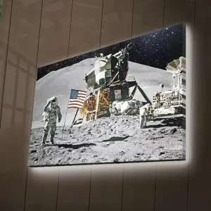 Canvastavla med LED-belysning 45x70 cm - Astronaut på månyta med månlandare och amerikansk flagga Grå / Svart / Guld - Inredning Erbjudande