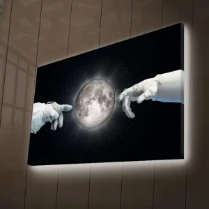 Canvastavla med LED-belysning 45x70 cm - Futuristisk tolkning av Michelangelos skapelse med händer som sträcker sig mot månen Svart / Vit / Grå - Inredning Endast denna vecka