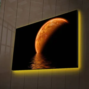 Canvastavla med LED-belysning 45x70 cm - Glödande planet som speglas i en mörk vattenyta Orange / Svart - Inredning Beställ idag