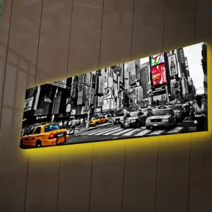 Canvastavla med LED-belysning 30x90 cm - Livlig stadsbild med gula taxibilar i en urban miljö Gul / Svart / Grå - Inredning Rabatt
