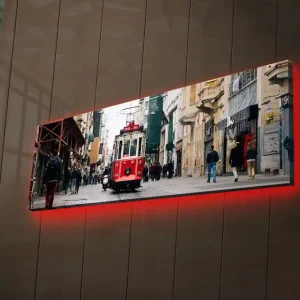 Sista chansen Canvastavla med LED-belysning 30x90 cm - Spårvagn som rör sig genom en livlig stadsgata Röd / Grå / Beige - Inredning