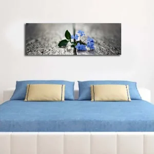 Canvastavla med LED-belysning 30x90 cm - Blommor som växer mellan sprickor i en träyta Blå / Grön / Grå - Inredning Utförsäljning