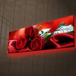 Kampanj Canvastavla med LED-belysning 30x90 cm - Tre röda rosor på en mjuk, röd satinbakgrund Röd / Grön - Inredning