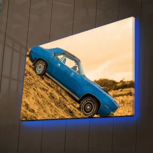Populärt val Canvastavla med LED-belysning 45x70 cm - Blå klassisk bil på en lutande väg Blå / Gulbrun - Inredning