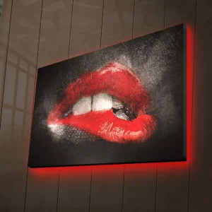 Rea Canvastavla med LED-belysning 45x70 cm - Sensuella läppar i röd färg med en dramatisk kontrast mot en mörk bakgrund Röd / Svart - Inredning