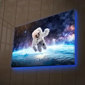 Canvastavla med LED-belysning 45x70 cm - Astronaut som svävar i rymden över jorden Vit / Blå / Svart - Inredning Extra rabatt