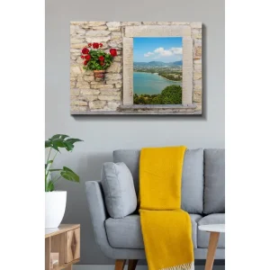 Canvastavla 70x100 cm - Blomkruka med röda blommor på en stenig vägg som ramar in en vacker utsikt över havet och landskapet - Inredning & dekor Extra rabatt