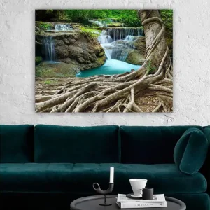 Canvastavla 70x100 cm - Vacker vattenfallsscen omgiven av frodig grönska och kraftiga trädstammar - Inredning & dekor Kundfavorit