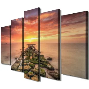 Stor Canvastavla i 5 delar 105x70 cm - Solnedgång över en stenig brygga Orange / Grön / Blå - Inredning Köp nu