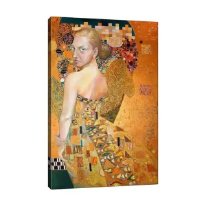 Canvastavla 70x100 cm - Kvinna i en elegant klänning med intrikata mönster, som vänder sig om med en uttrycksfull blick - Inredning & dekor Begränsat erbjudande