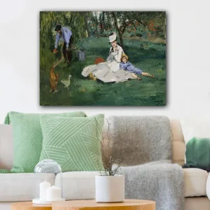 Canvastavla 70x100 cm - Kvinna och ett barn sitter på gräset medan en man vattnar blommor i en trädgård - Inredning & dekor Rea