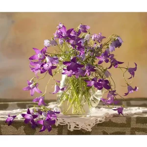 Canvastavla 70x100 cm - Vacker bukett med lila blommor i en glasvas - Inredning & dekor Endast idag