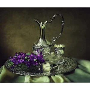 Canvastavla 70x100 cm - Elegant silverkanna med blommor på en dekorerad bricka - Inredning & dekor Fynd