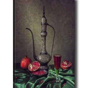 Canvastavla 70x100 cm - Vacker stilleben med en utsmyckad kanna, granatäpplen och ett glas med röd dryck på en grön duk - Inredning & dekor I lager