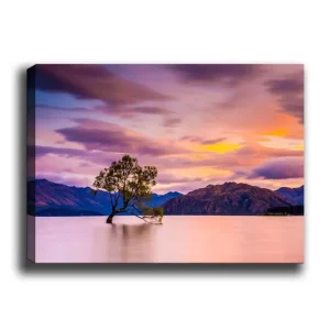 Säker betalning Canvastavla 70x100 cm - Ensam trädstam i en spegelblanka sjö med fjärran berg i bakgrunden under en färgsprakande himmel vid solnedgången - Inredning & dekor
