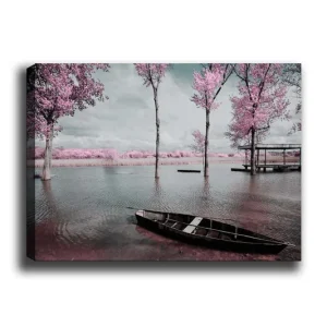 Canvastavla 70x100 cm - Stilla sjö med en båt omgiven av rosa träd och en dimmig himmel - Inredning & dekor Endast idag