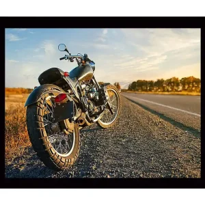 Begränsad tid Inramad Canvastavla i trä - 41x56 cm - Motorcykel i solnedgångens ljus längs en öde väg - Inredning & dekor