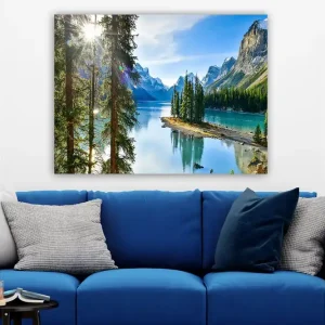 Canvastavla 70x100 cm - Vacker sjölandskap med höga berg och tät grönska som speglas i vattnet - Inredning & dekor Kundfavorit