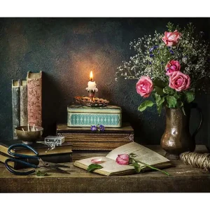 Canvastavla 70x100 cm - Stillsam stilleben med rosor, böcker och en tänd lykta som skapar en varm och nostalgisk atmosfär - Inredning & dekor Köp online