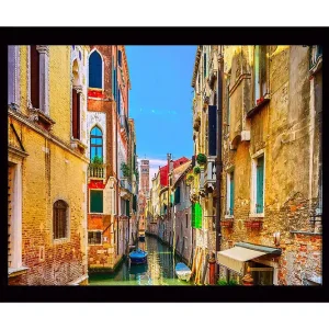 Begränsad tid Inramad Canvastavla i trä - 41x56 cm - Vacker kanal omgiven av historiska byggnader i Venedig - Inredning & dekor
