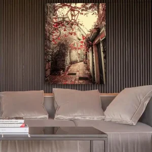 Canvastavla 70x100 cm - Pittoresk gränd kantad av gamla byggnader och blommor i röd nyans - Inredning & dekor Endast denna vecka