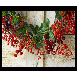 Billig Inramad Canvastavla i trä - 41x56 cm - Färgglad krans av bär och gröna blad - Inredning & dekor