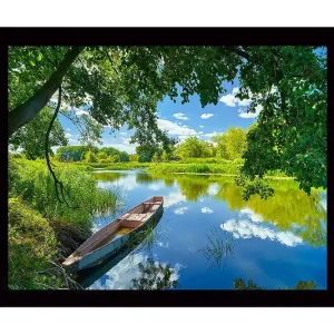 Snabb frakt Inramad Canvastavla i trä - 41x56 cm - Båt vid en spegelblanka sjö omgiven av grönskande natur - Inredning & dekor